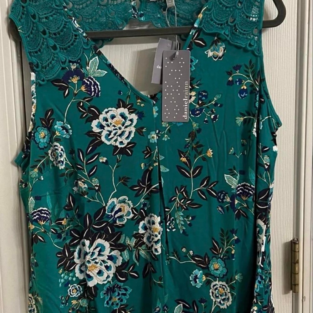 165. Daniel Rainn green floral lace blouse with white, blue, and black flower